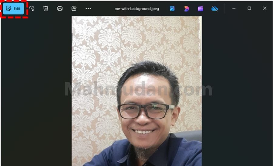 5 Langkah Mudah Mengganti Latar Foto di Windows 11 3 edit-foto-dengan-Photos